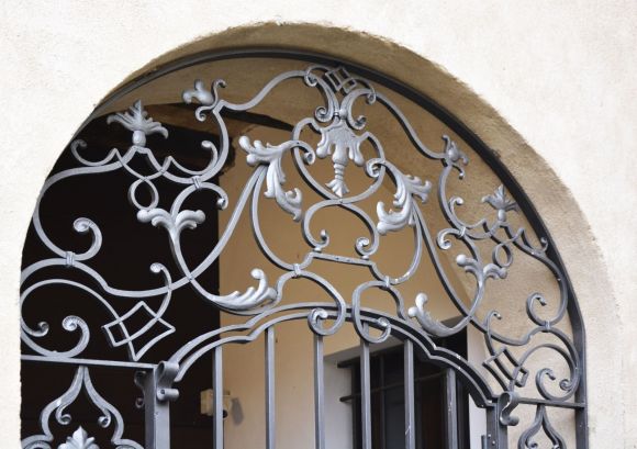 Cancello settecentesco collocato in antica aristocratica dimora milanese